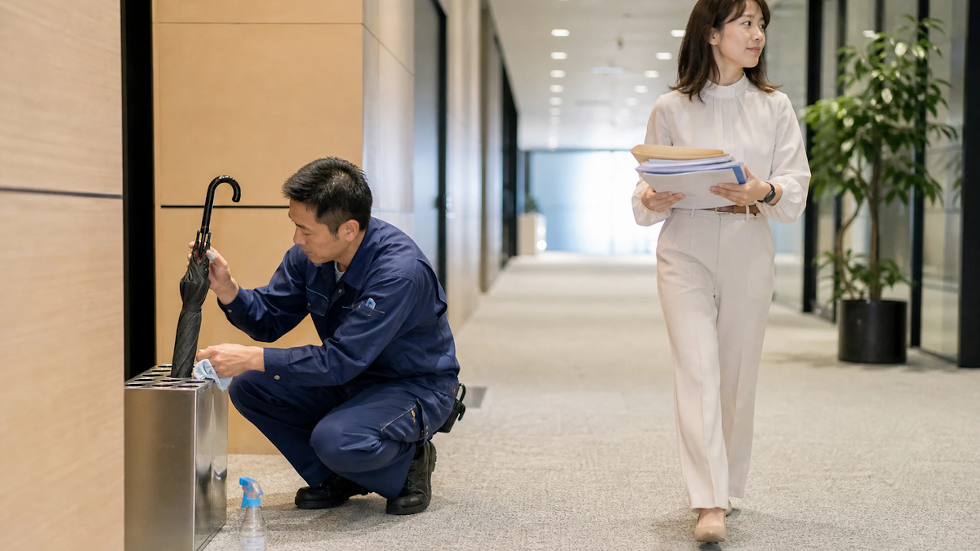 傘のレンタルサービス比較——個人向けと法人向けの違いを3軸で整理
