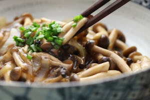 お酒が好きな人必見！しめじにはオルニチンが豊富