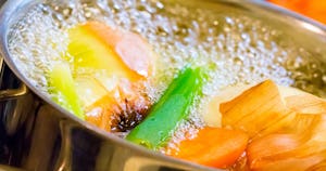 ベジブロスの作り方と驚きの効果とは？おすすめ野菜や苦くならないコツ、保存法を徹底解説