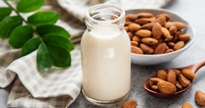 アーモンドミルクとは？牛乳よりも低カロリー！おすすめレシピや栄養面の効果を紹介