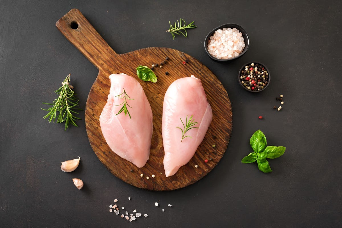 鶏むね肉の栄養とは？簡単な食べ方も紹介！
