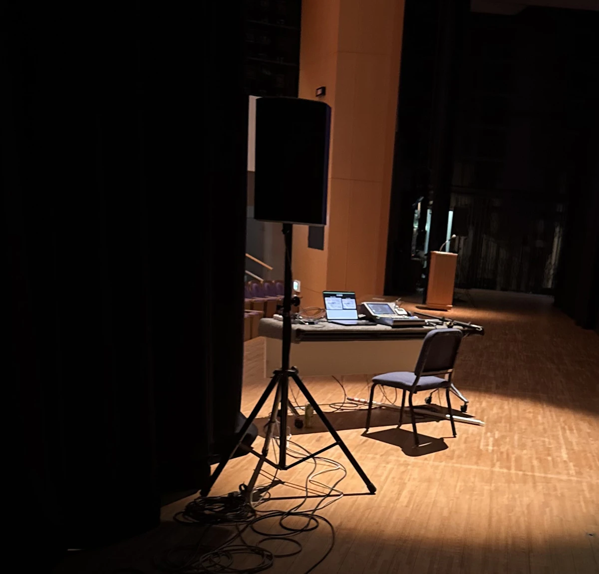 講演会|ステージパフォーマンス音響セットアップ・演者卓の設置サポート