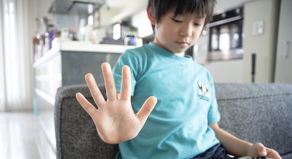 手をこちらに向けている男の子