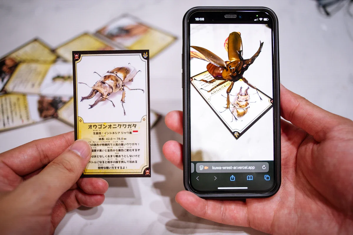 カードの上で、クワガタバトル。