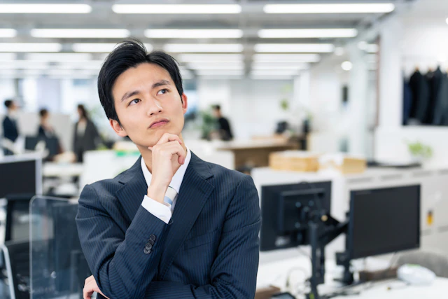 働きながら転職活動は可能?バレる?やり方、メリット・デメリットなどを徹底解説