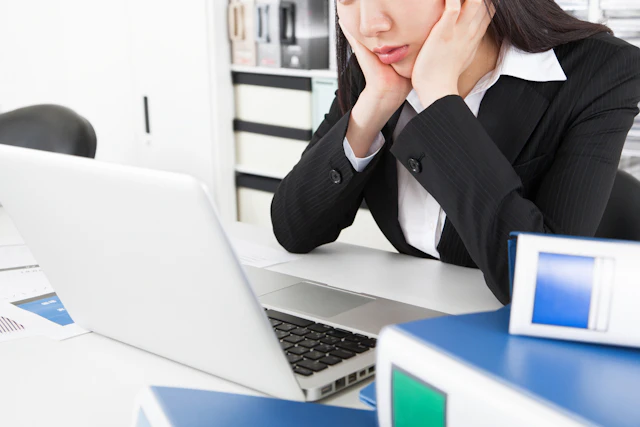 仕事がつまらない理由と対処法|仕事を続けるデメリットや体験談なども紹介