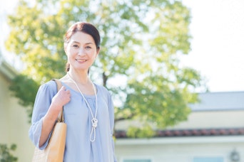 中高年女性の仕事探し！求人の種類・有望な職種・平均年収を解説