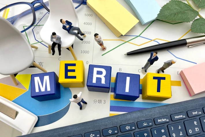 「MERIT」の文字ブロック