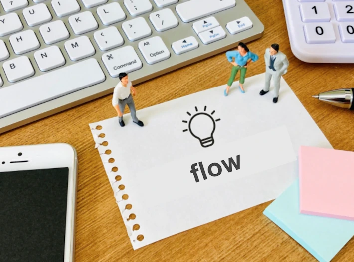 「flow」と描かれたメモを見る面接官
