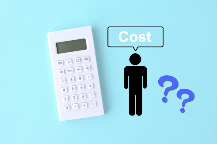 電卓と人形アイコンと「Cost」の吹き出し