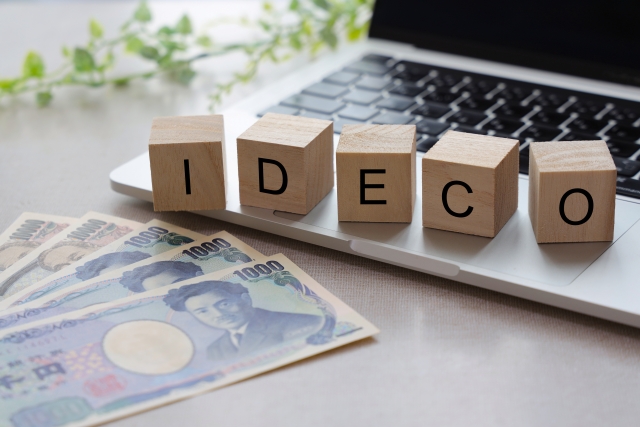 「iDeCo」の文字ブロックとお札