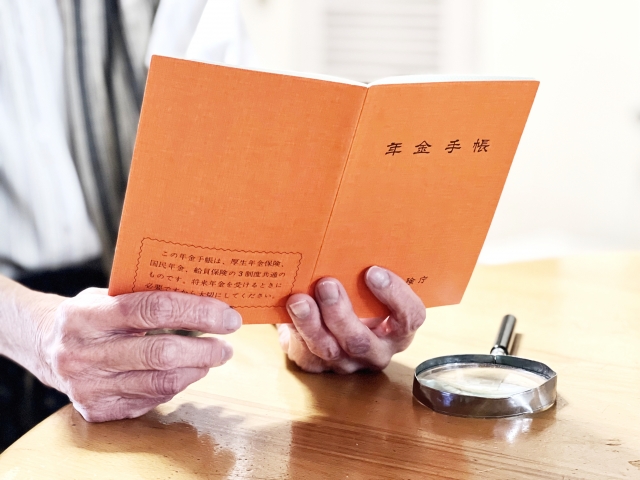 年金手帳をもつ人のイメージ