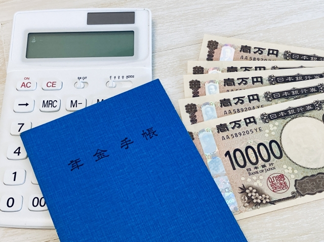 電卓と年金手帳とお札