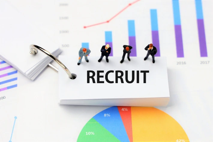 「RECRUIT」の文字と会社員