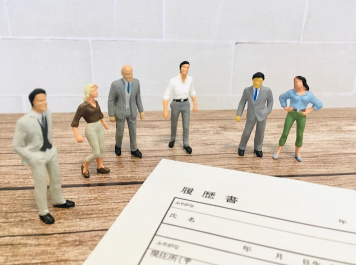 履歴書と複数の面接官