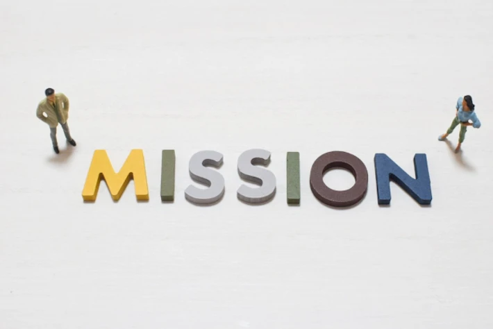 「MISSION」の文字を見る会社員