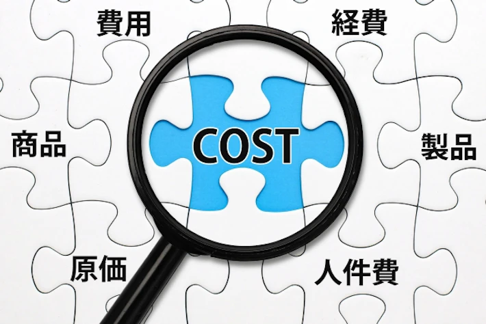 虫めがねの中に「COST」の文字