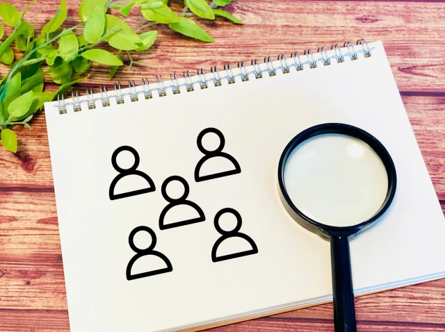 応募者と虫眼鏡