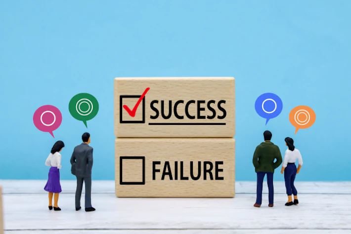 「SUCCESS」と書かれた文字ブロックを見る会社員