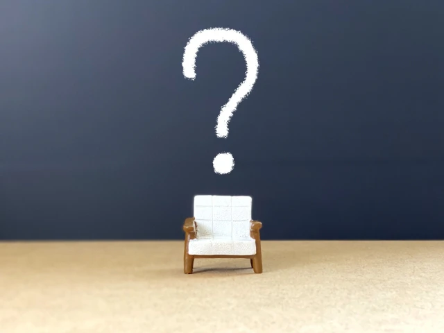 いすと大きな「？」