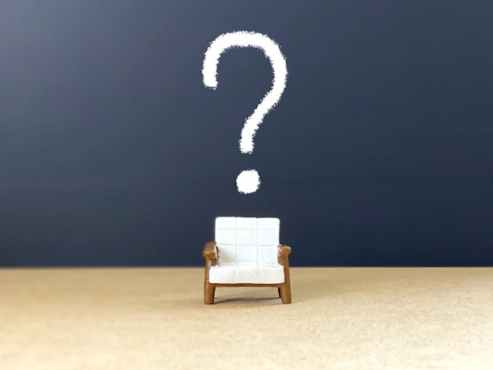 いすと大きな「？」