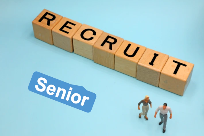 「RECRUIT」と「SENIOR」と書かれたブロック