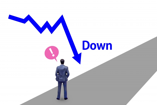 会社員の後ろ姿と「Down」の矢印
