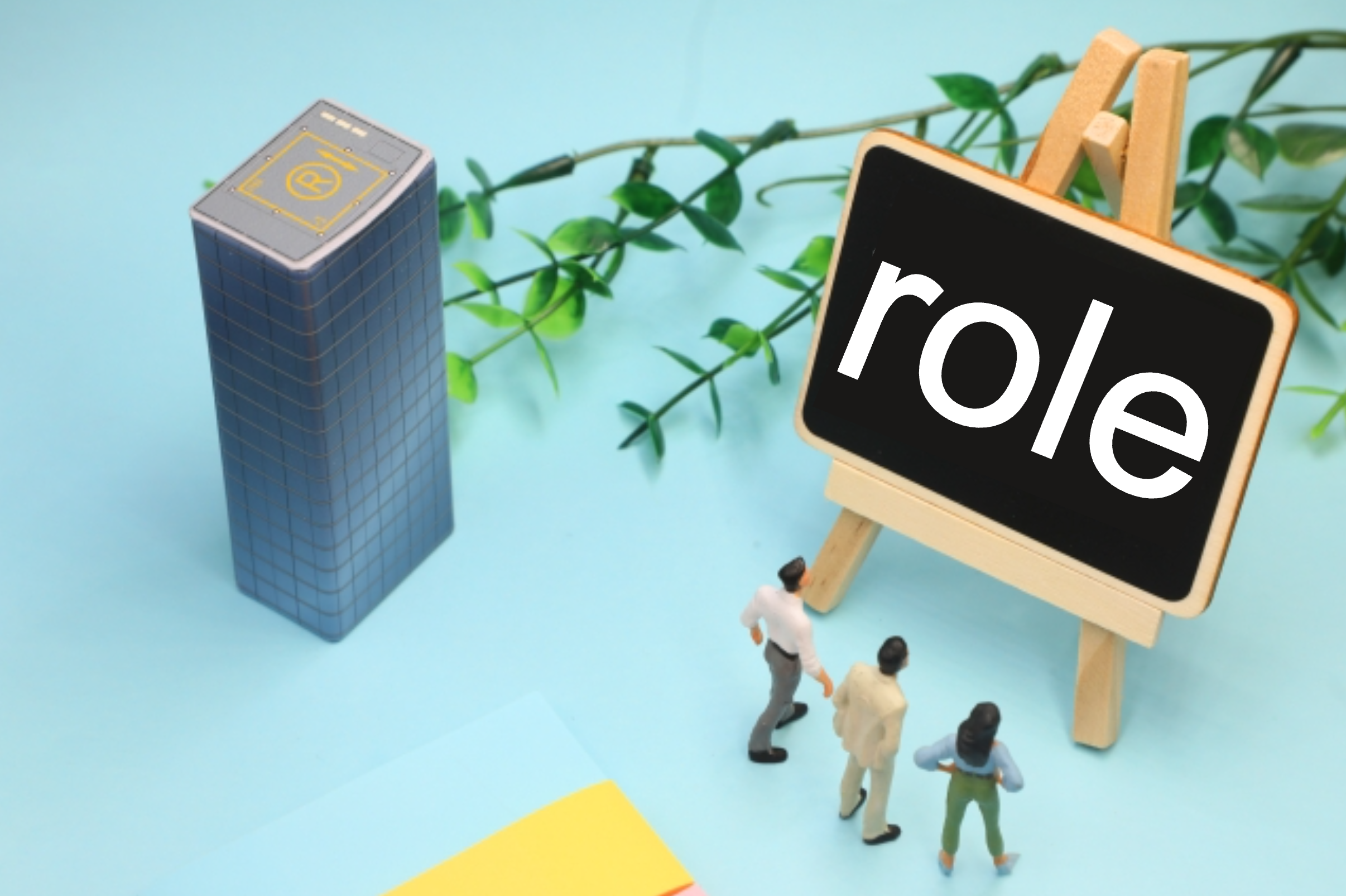 会社員が「ROLE」の文字を見ているイラスト
