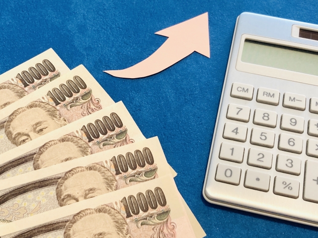 電卓とお札のイメージ