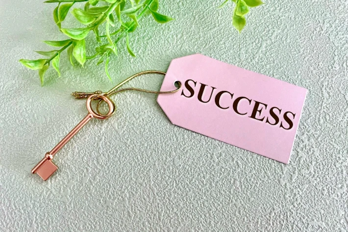 「SUCCESS」が書かれたメモと鍵
