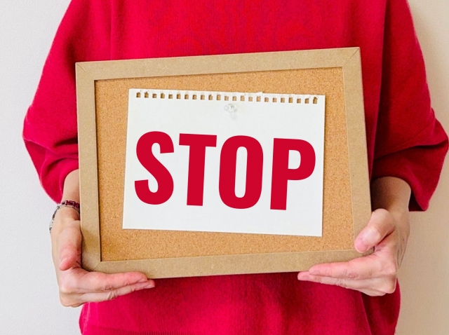 ストップの看板を持った人