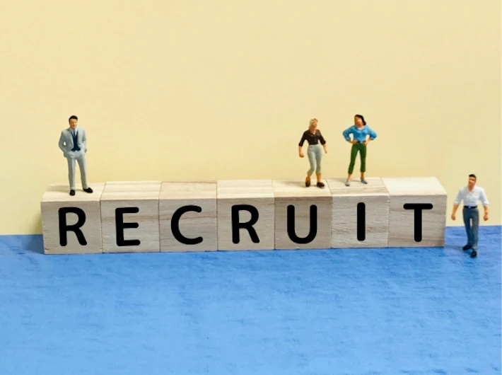 「RECRUIT」の文字ブロックと会社員