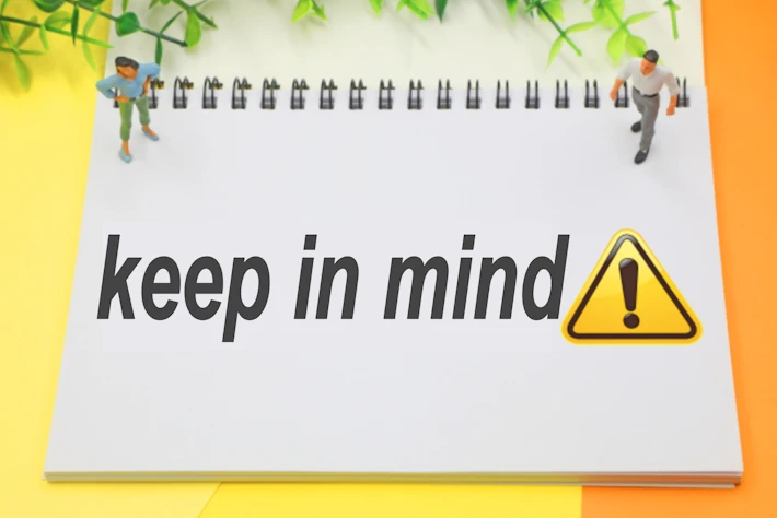 「keep in mind」と書かれたスケッチブックを見る会社員