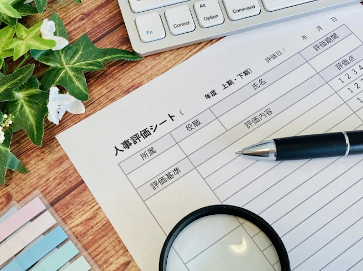 面接評価シートと虫めがね