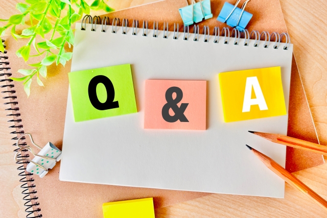 「Q&A」が書かれたスケッチブック
