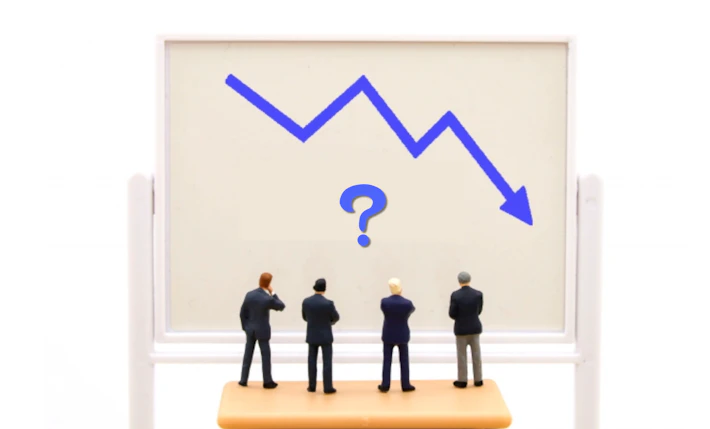 人手不足について考える会社員