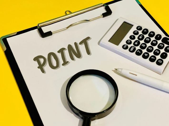 「POINT」の文字と電卓と虫めがね