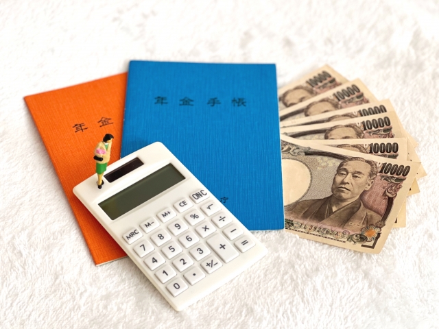 年金手帳と電卓とお札