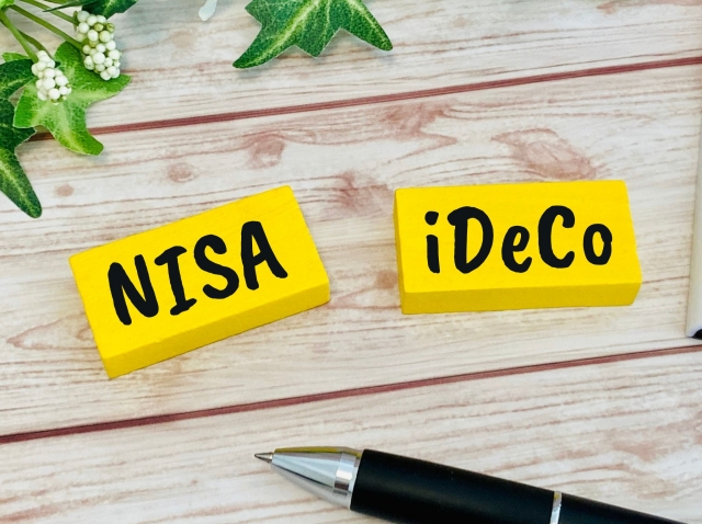 「NISA]と「iDeCo」の文字が書かれたメモ