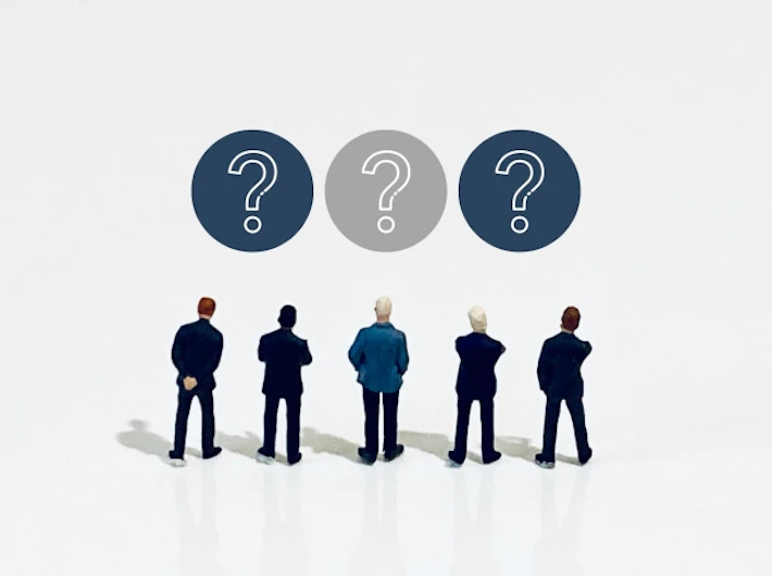 複数の会社員が考える様子