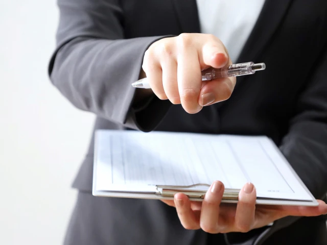 指をさす面接官