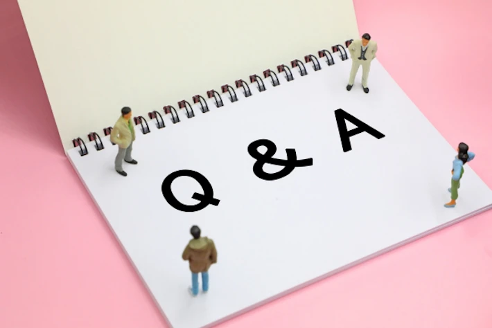 「Q&A」と書かれたスケッチブック