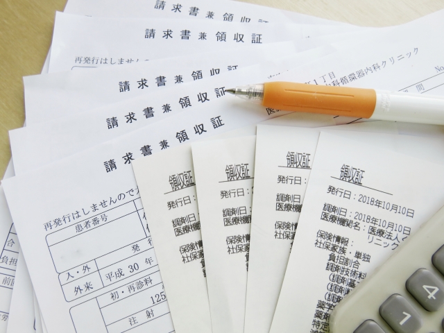 医療費の領収書と電卓