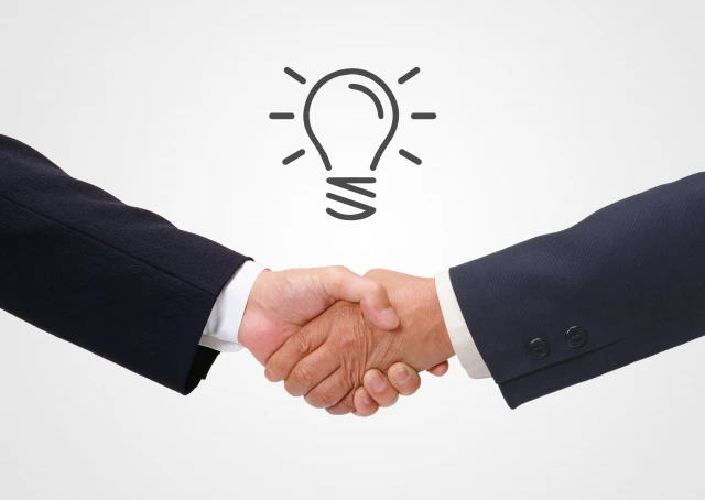 握手する会社員