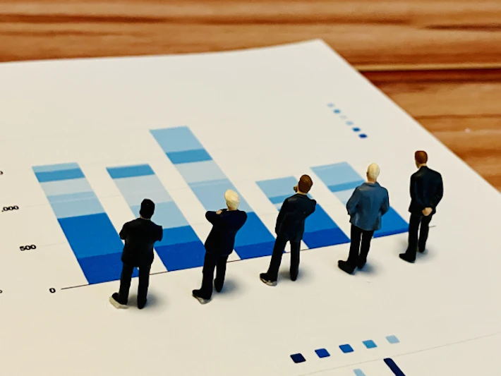 グラフを眺める会社員のイラスト