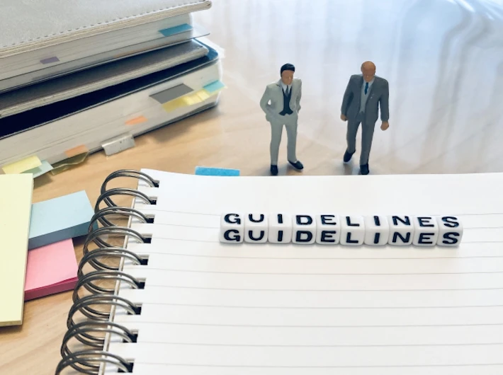 「Guideline」のブロック文字を見る会社員