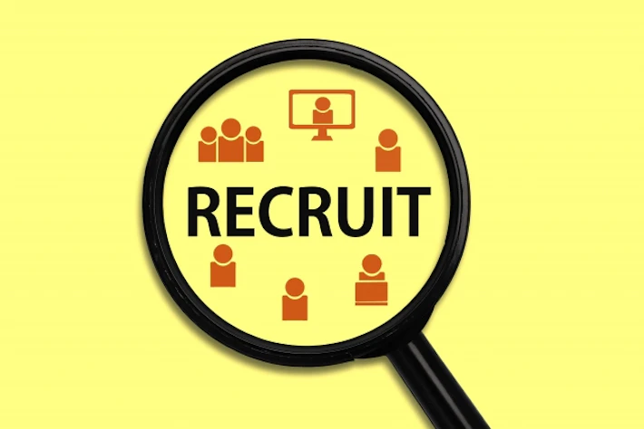 虫めがねの中に「RECRUIT」の文字と人型のアイコン