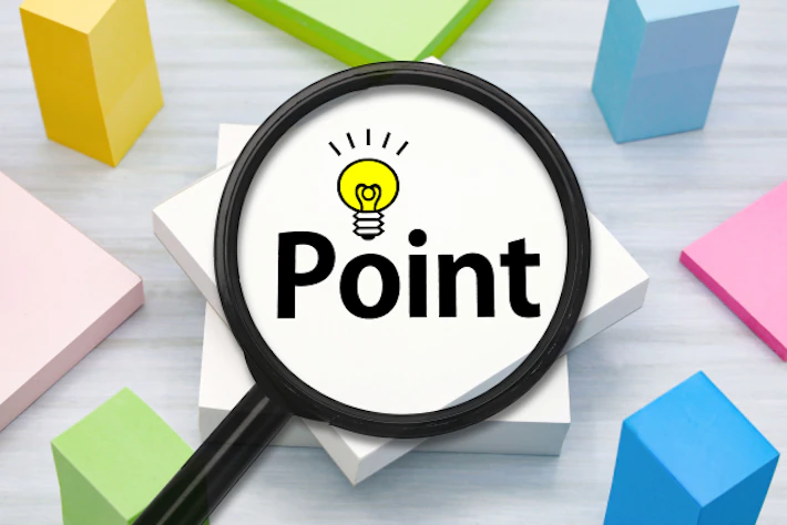 虫めがねで「Point」と書かれたメモを見る様子