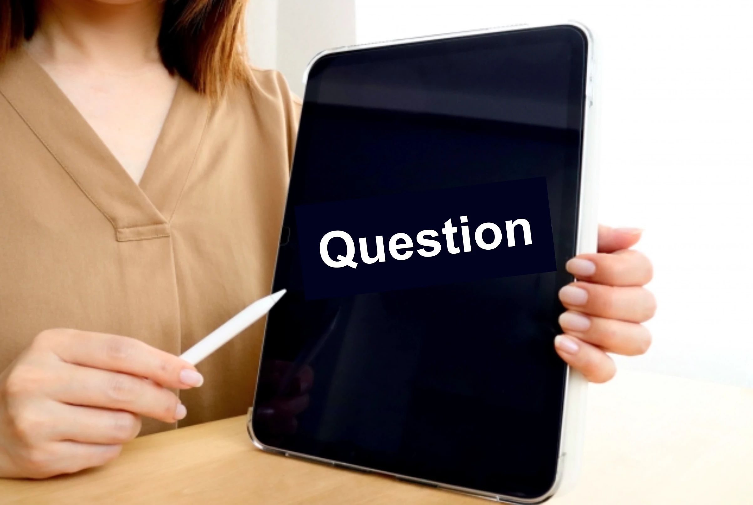 「Question」と書かれたタブレットを持つ面接官