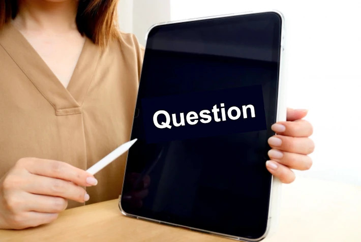 「Question」と書かれたタブレットを持つ面接官